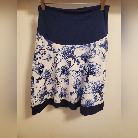 Thyme Maternity short floral skirt. Blue and white. Size L. - Picture 1 of 7